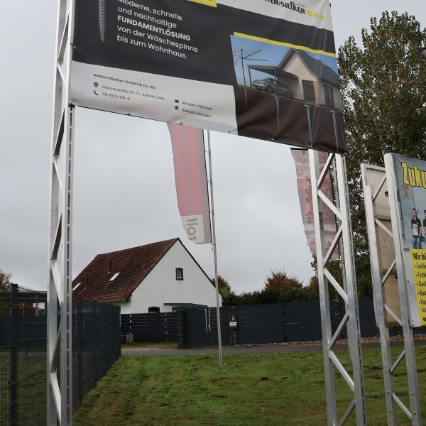 Installiertes Mastfundament auf Schraubfundamenten in Lotte für Infrastruktur- und Gewerbeanwendungen.