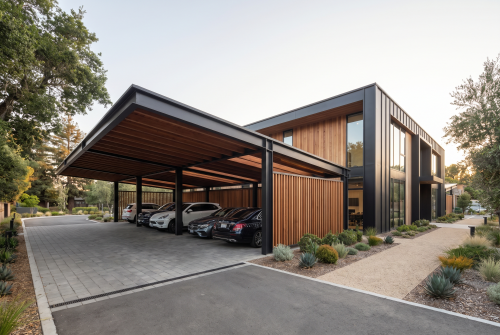 Carport aus Holz auf Schraubfundamenten als belastbare und präzise Fundamentlösung ohne Betonfundament.