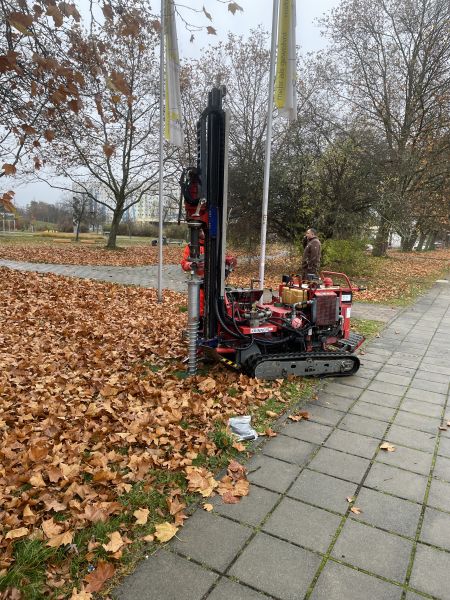 Montage von Schraubfundamenten mit Spezialmaschine für Beschilderungen und Infrastrukturprojekte im Außenbereich.