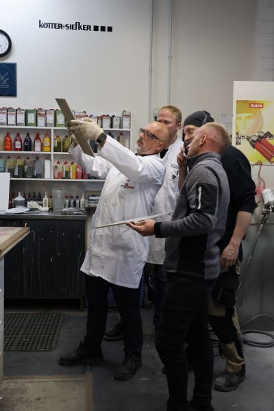 Expertenvortrag mit Live-Demonstration zu professionellen Lackier- und Beschichtungsverfahren.